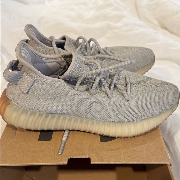 Yeezy Boost 350 V2 in Classic Gray - Picture 4 of 11
